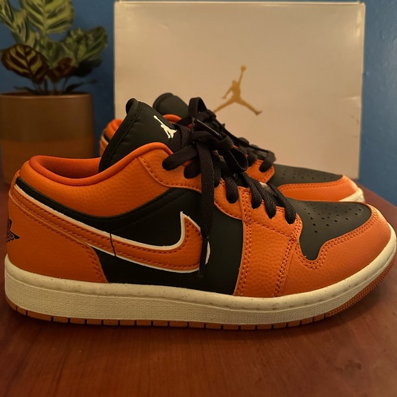 Air Jordan 1 Low - Picture 2 of 5